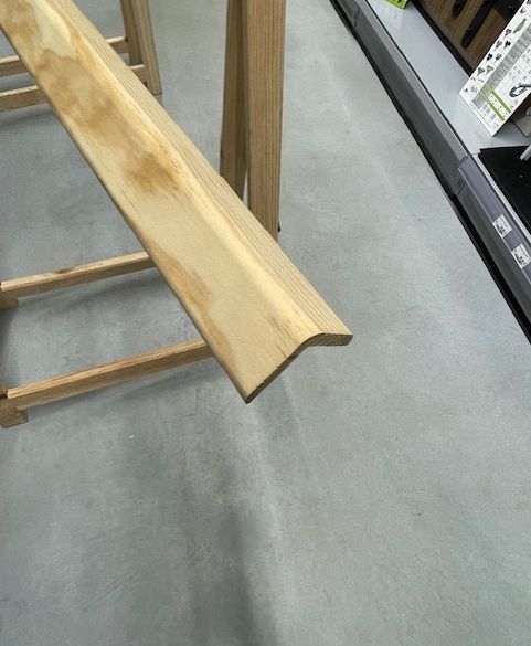 Baguette d'angle bords arrondis en pin des landes 24x24 mm long. 2,40 m