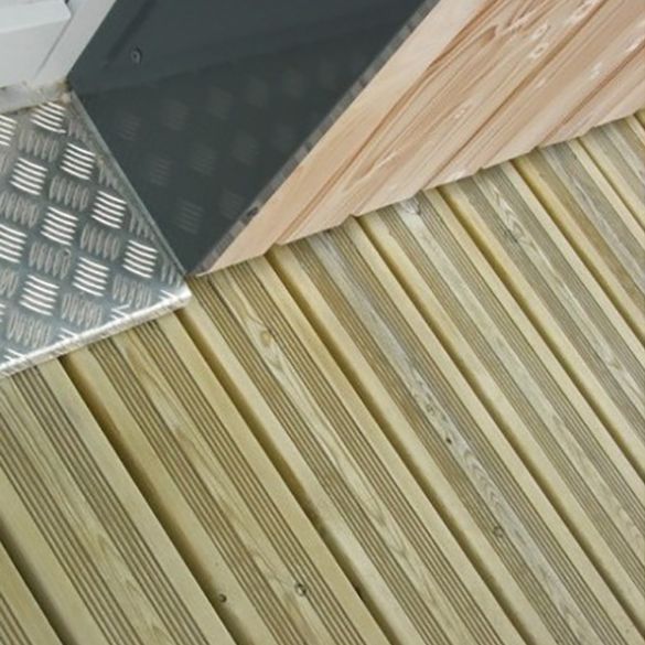 Lame de terrasse en pin du nord strié Long. 5,40 m - 145x27 mm - Classe 4