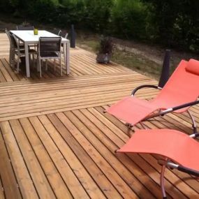 Planche terrasse bois marron bombée en pin du Nord, résistante et durable